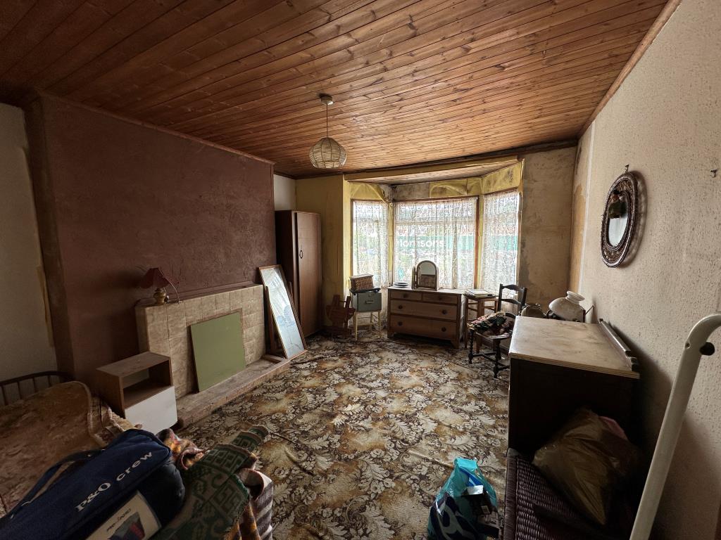 Lot: 151 - FREEHOLD RESIDENTIAL ON HIGH STREET WITH OUTSIDE SPACE FOR REFURBISHMENT - 